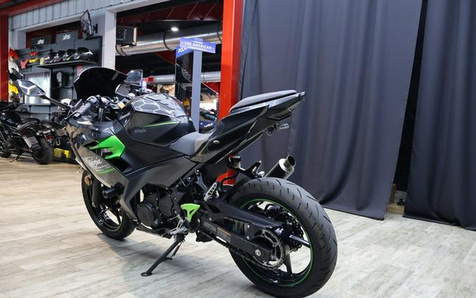2023 Kawasaki Ninja 400 Matrix Camo Gray/Metallic Matte Carbon