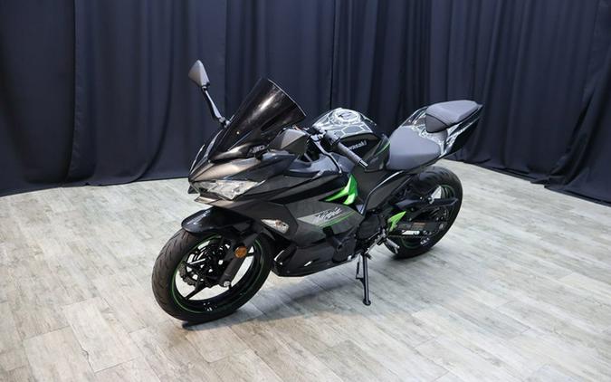 2023 Kawasaki Ninja 400 Matrix Camo Gray/Metallic Matte Carbon