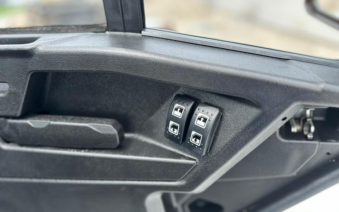 2025 Can-Am Defender LIMITED CAB HD10
