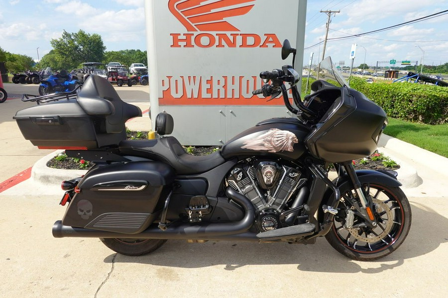 2021 Indian Motorcycle® Challenger® Dark Horse Thunder Black Smoke