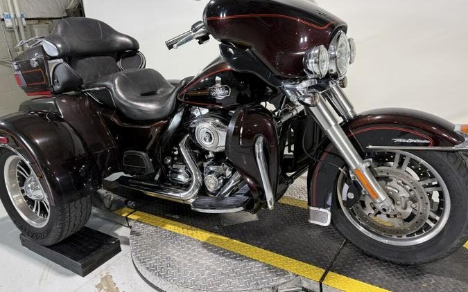 2011 Harley-Davidson® Tri Glide™ Ultra Classic® Two-Tone Merlot Sunglo/Vivid Black