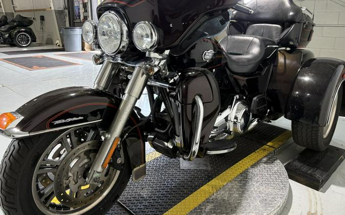 2011 Harley-Davidson® Tri Glide™ Ultra Classic® Two-Tone Merlot Sunglo/Vivid Black