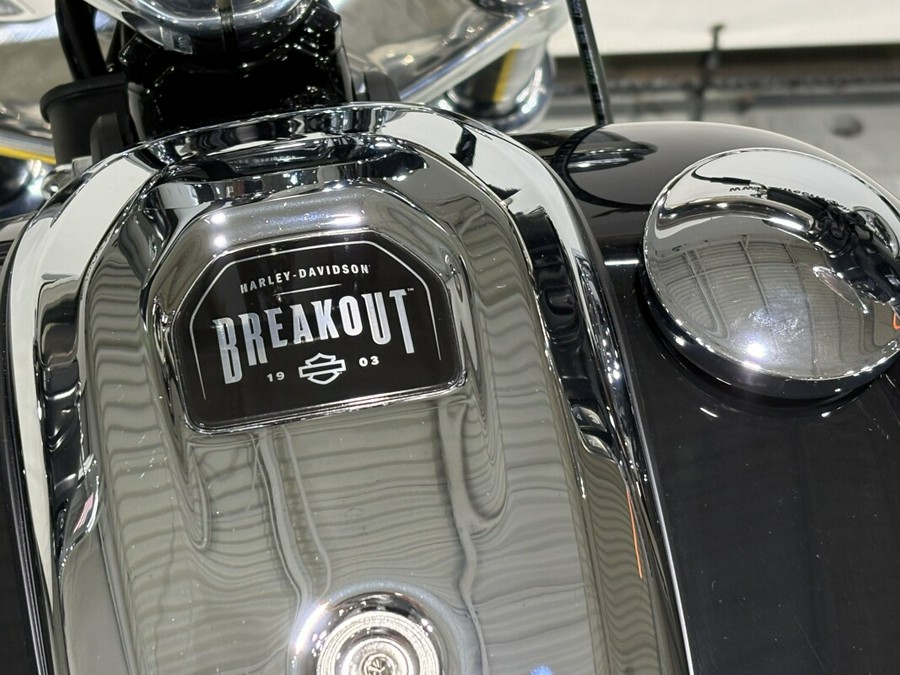 2026 Harley-Davidson® Breakout® Vivid Black