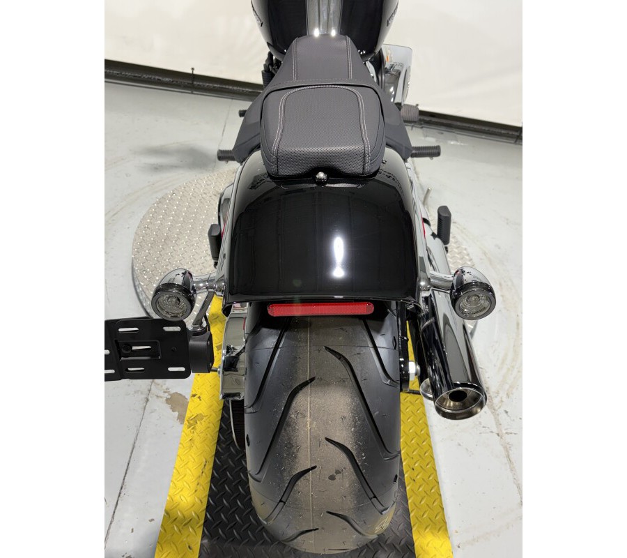 2026 Harley-Davidson® Breakout® Vivid Black