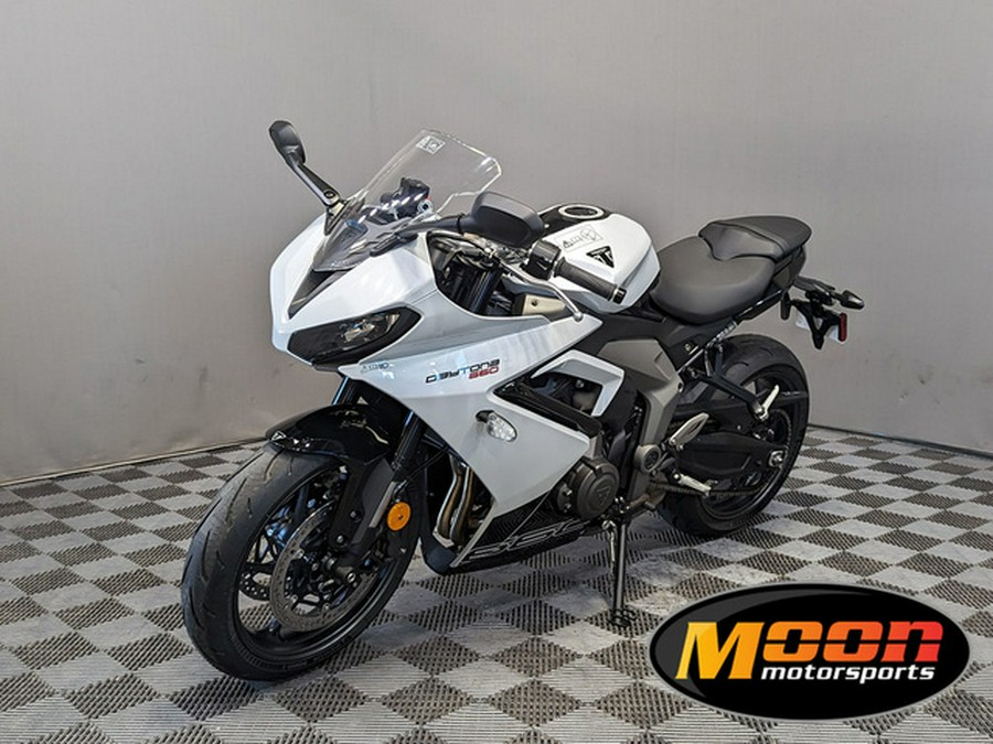 2025 Triumph Daytona 660 Snowdonia WhiteSapphire Black