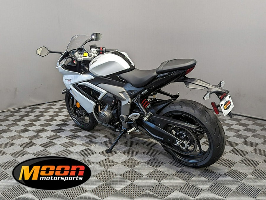 2025 Triumph Daytona 660 Snowdonia WhiteSapphire Black