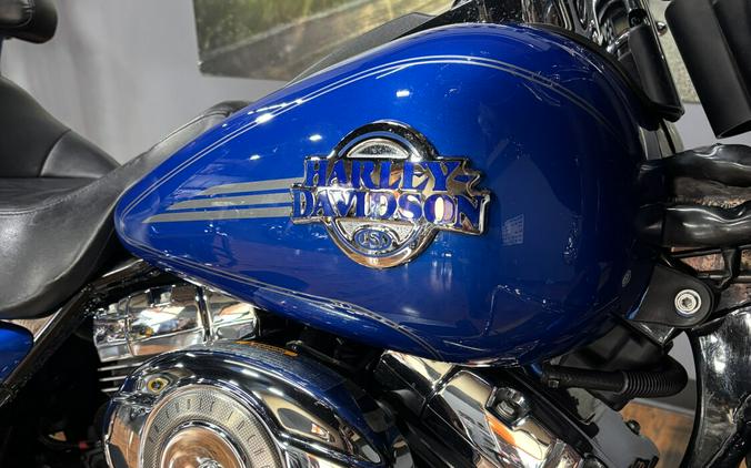 2007 Harley-Davidson® Electra Glide® Ultra Classic® PAC BLUE PRL W/PINSTRIPE