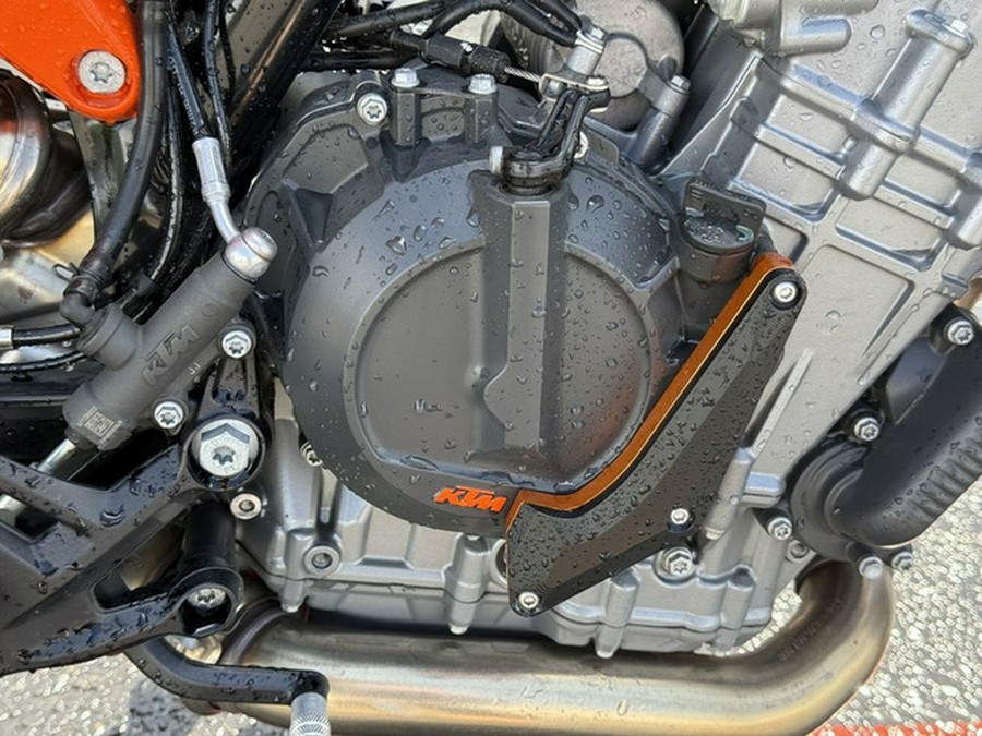 2022 KTM Duke 890 R