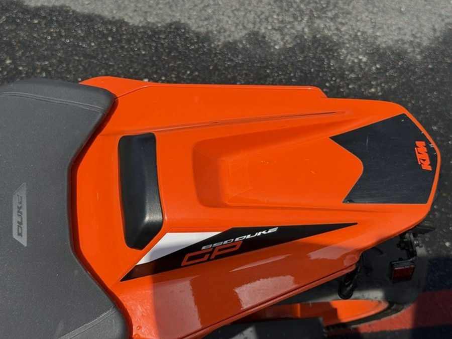 2022 KTM Duke 890 R