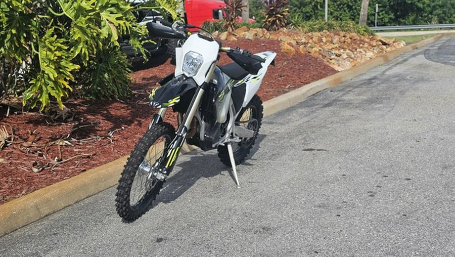 2026 TRIUMPH TF 450-E Jet Black/Pure White