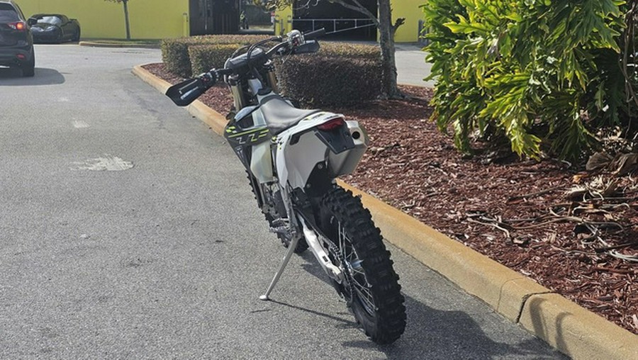 2026 TRIUMPH TF 450-E Jet Black/Pure White