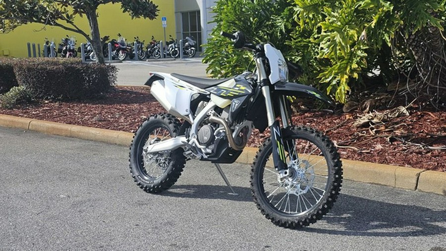 2026 TRIUMPH TF 450-E Jet Black/Pure White