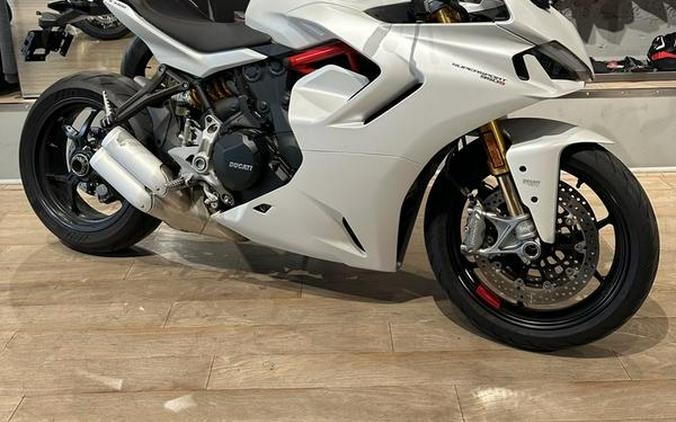 2022 Ducati SuperSport 950 S White Silk fairing