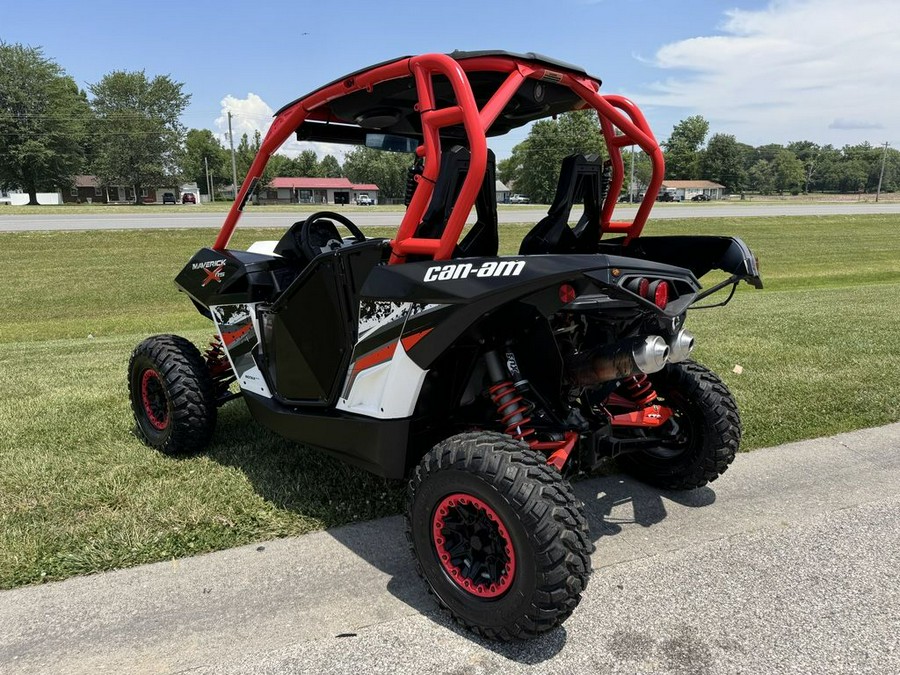 2015 Can-Am® Maverick™ X® rs DPS® 1000R White, Black & Can-Am Red