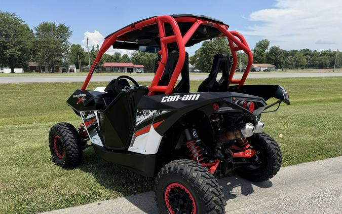 2015 Can-Am® Maverick™ X® rs DPS® 1000R White, Black & Can-Am Red