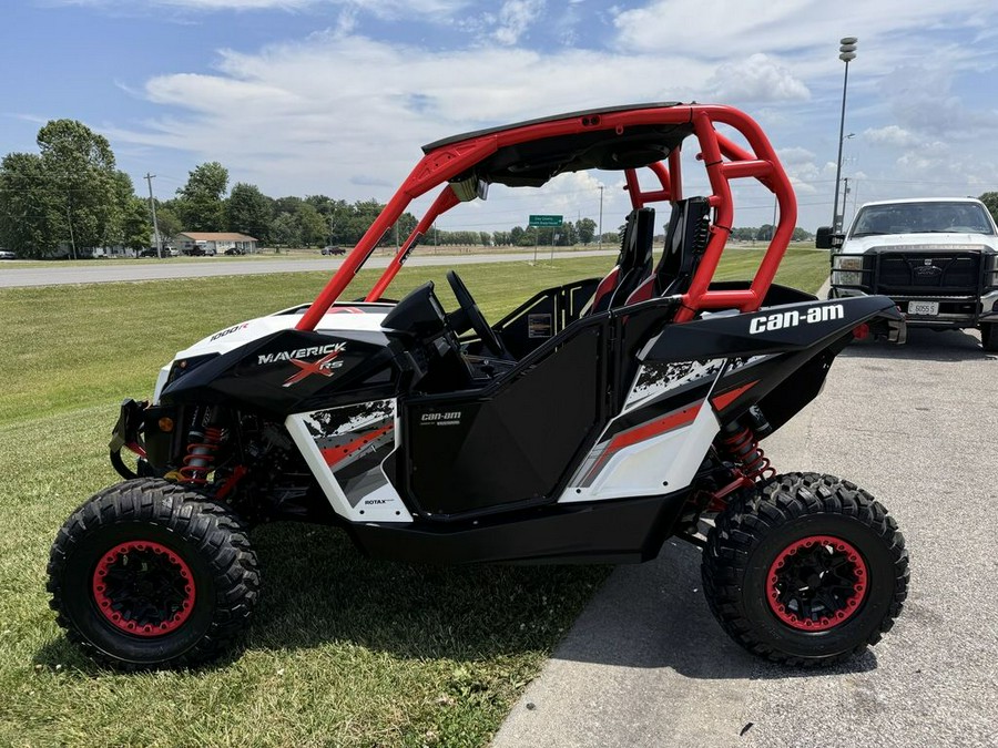 2015 Can-Am® Maverick™ X® rs DPS® 1000R White, Black & Can-Am Red