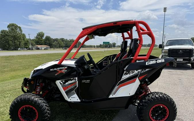 2015 Can-Am® Maverick™ X® rs DPS® 1000R White, Black & Can-Am Red