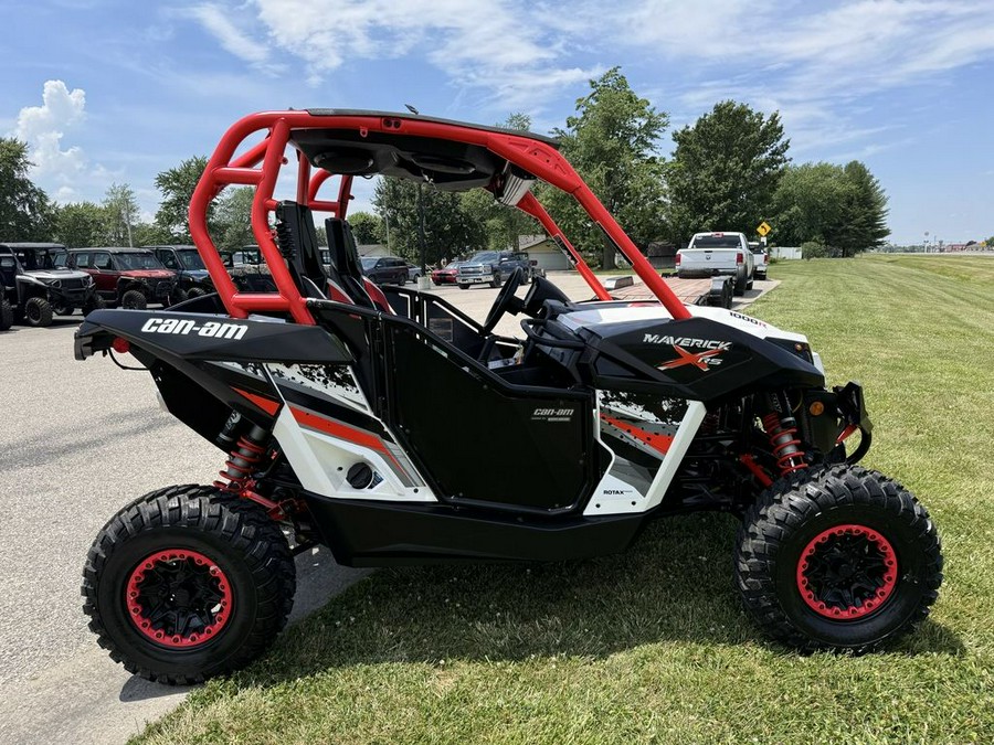 2015 Can-Am® Maverick™ X® rs DPS® 1000R White, Black & Can-Am Red