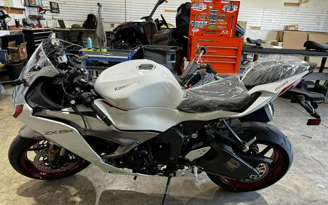 2024 Kawasaki Ninja® ZX™-6R ABS Pearl Robotic White/Metallic Graphite Gray