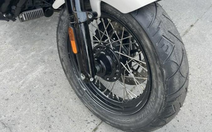 2023 Indian Chief Bobber Dark Horse Silver Quartz Smoke