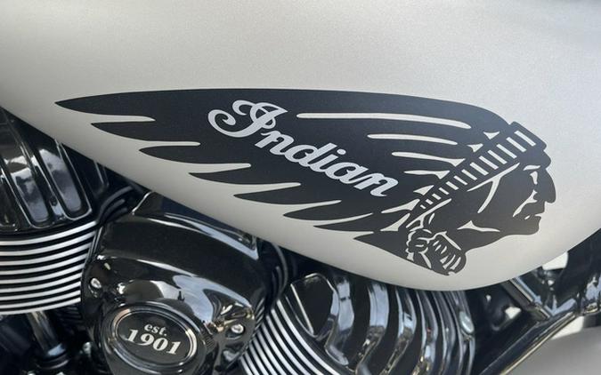2023 Indian Chief Bobber Dark Horse Silver Quartz Smoke