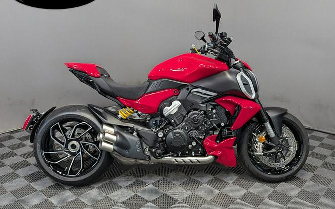 2024 Ducati Diavel V4 Red