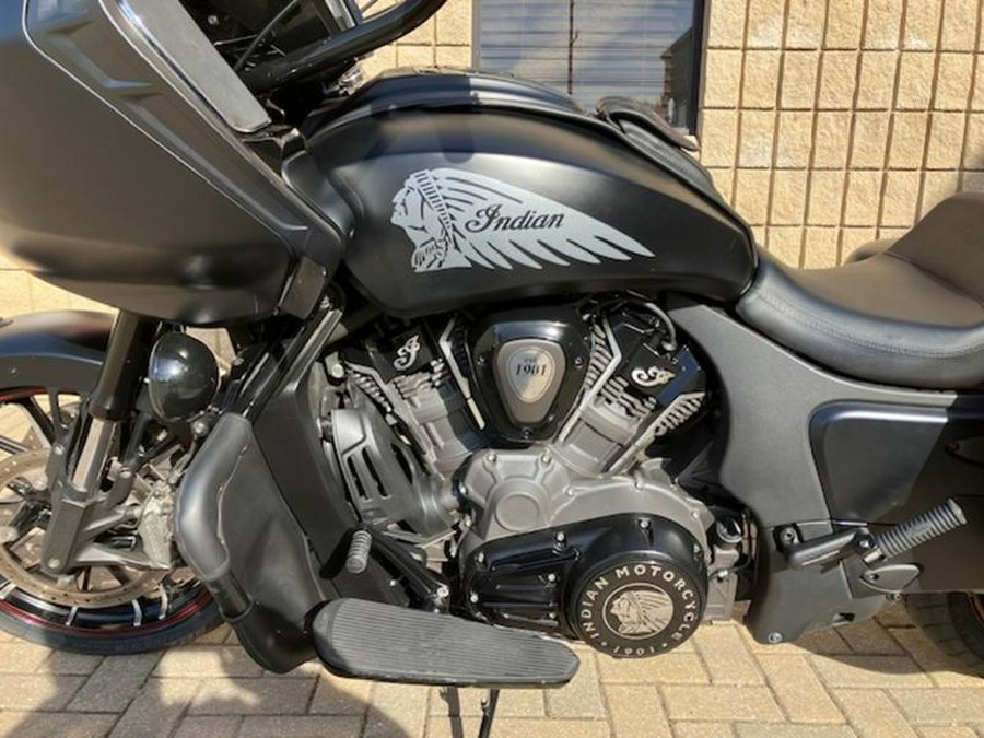 2021 Indian Motorcycle® Challenger® Dark Horse Thunder Black Smoke