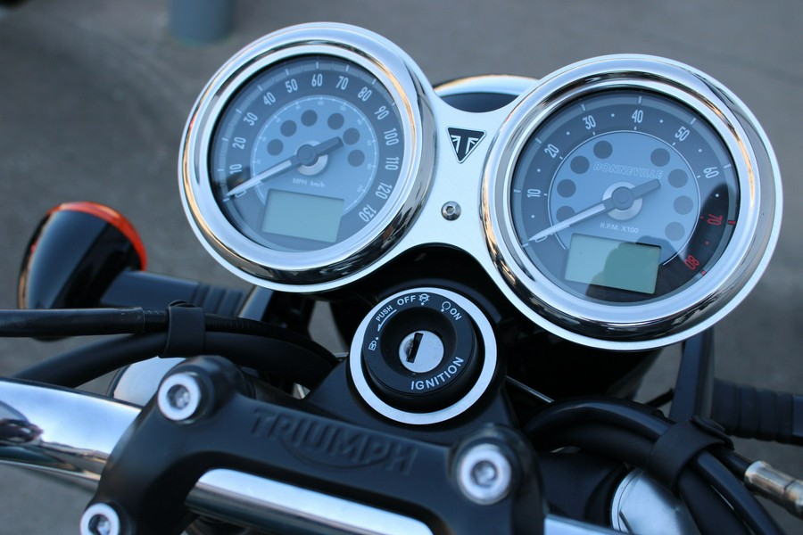 2024 Triumph Bonneville T100 Competition Green/Ironstone