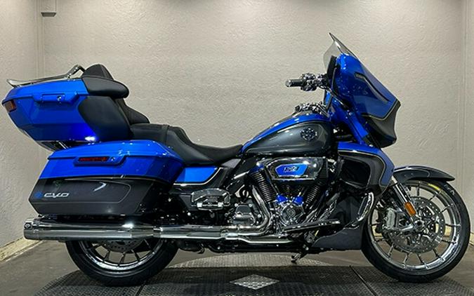 2026 Harley-Davidson® CVO Street Glide Limited ELECTRIC COAST W/ PINSTRIPE