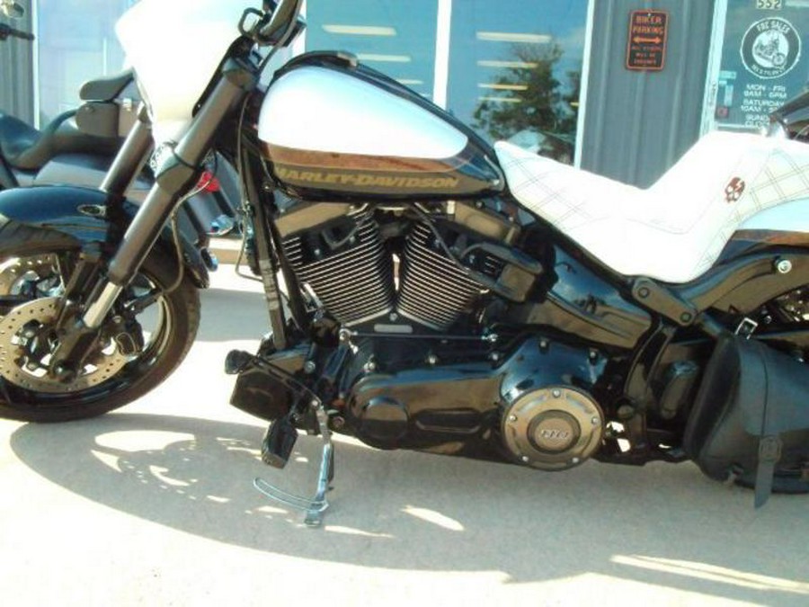 2016 Harley-Davidson® FXSE CVO PRO STREET BEAKOUT