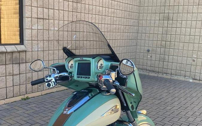 2017 Indian Motorcycle® Roadmaster® Classic Willow Green over Ivory Cream