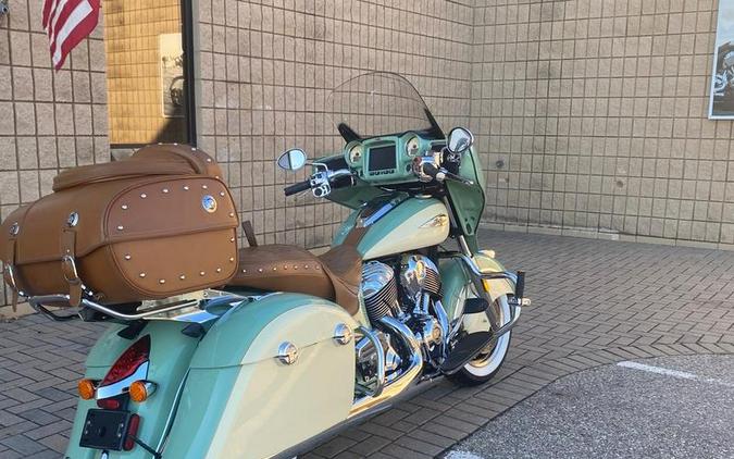 2017 Indian Motorcycle® Roadmaster® Classic Willow Green over Ivory Cream