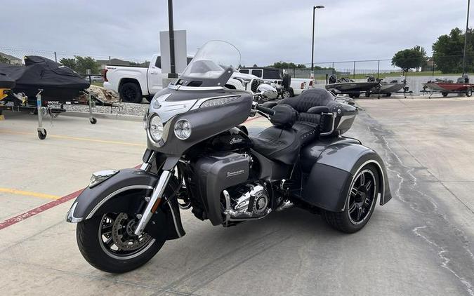 2016 Indian Motorcycle® Roadmaster® Steel Gray and Thunder Black