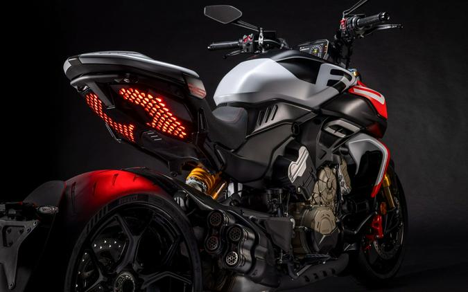 2026 Ducati Diavel V4 RS