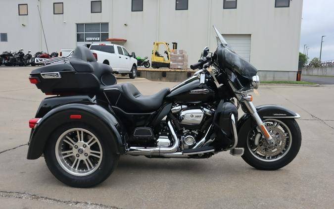 2018 Harley-Davidson Tri Glide Ultra Vivid Black