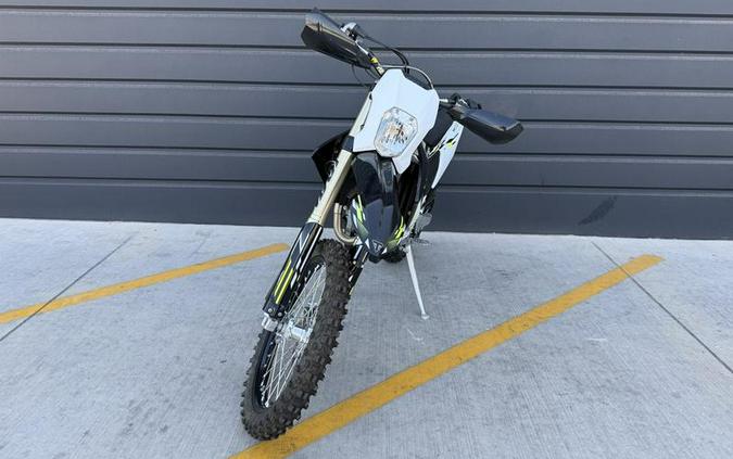 2026 Triumph TF 250-E Jet Black/Pure White