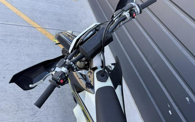 2026 Triumph TF 250-E Jet Black/Pure White