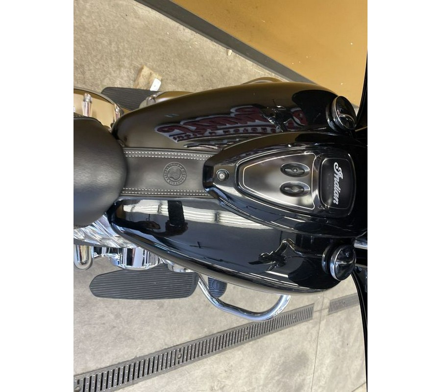 2017 Indian Motorcycle® Chieftain® Thunder Black Pearl