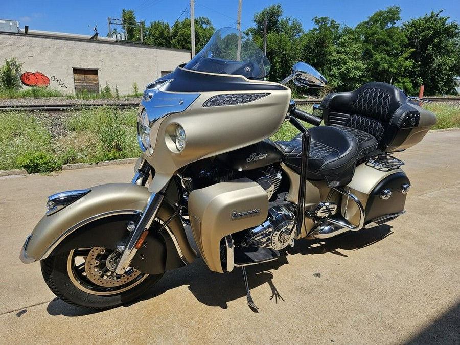 2019 Indian Motorcycle® Roadmaster® Icon Series Dirt Track Smoke/Thunder Black Smoke