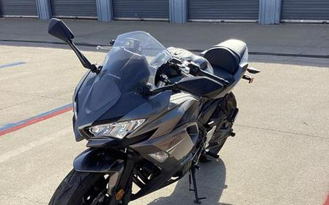 2021 Kawasaki Ninja® 650 ABS Metallic Spark Black/Metallic Imperial Red