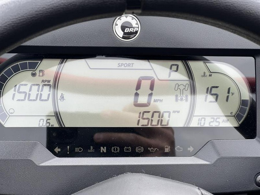 2025 Can-Am® Maverick Sport X rc 1000R