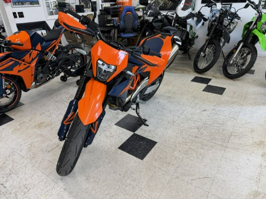 2026 KTM 690 SMC-R