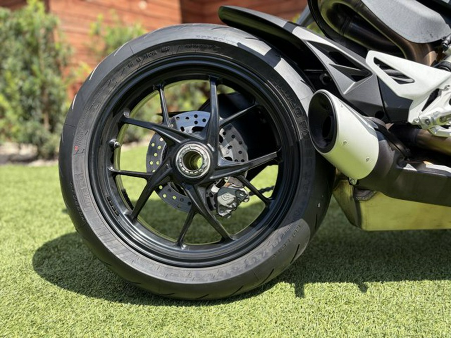 2023 Ducati STREETFIGHTER V2