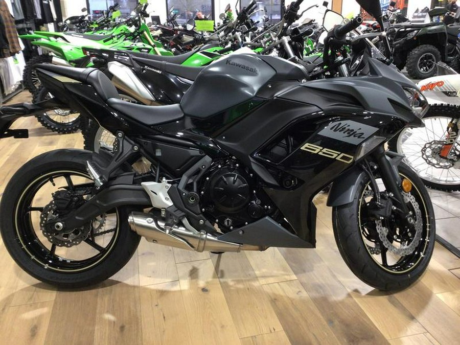 2024 Kawasaki Ninja® 650 ABS Metallic Matte Dark Gray/Metallic Spark Black