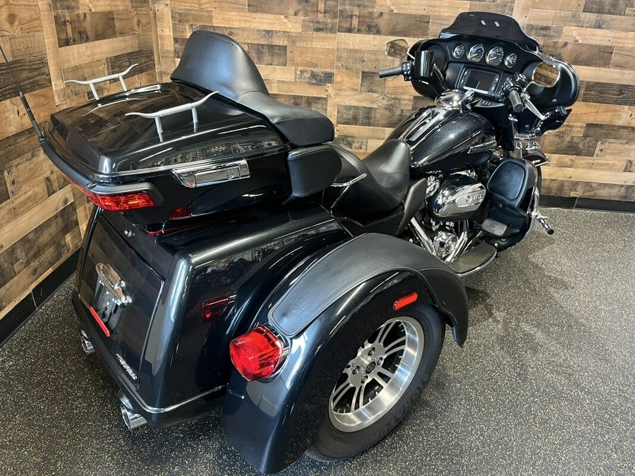 2018 Harley-Davidson Tri Glide Ultra Black Tempest FLHTCUTG