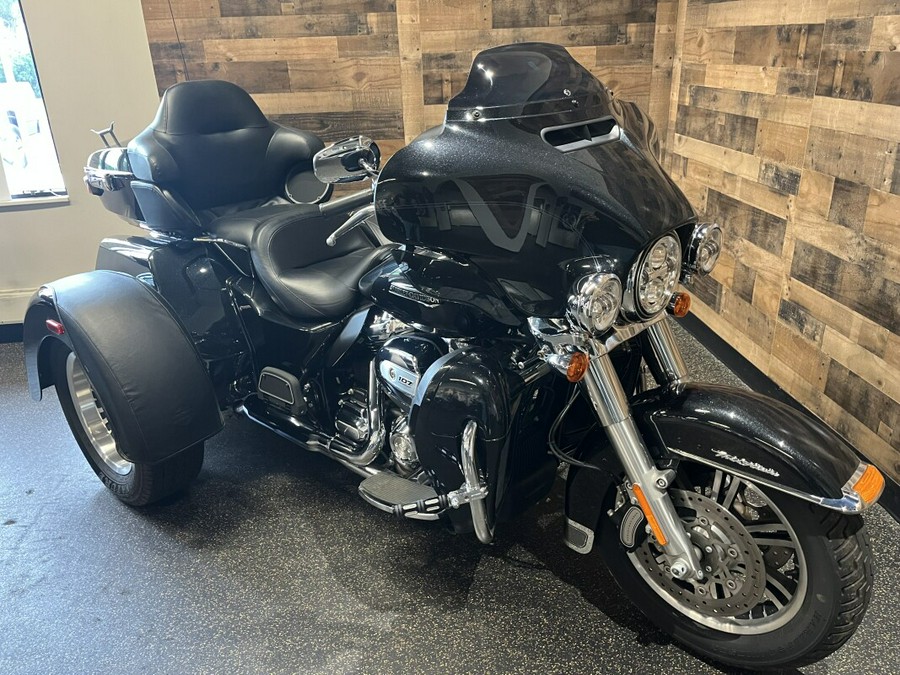 2018 Harley-Davidson Tri Glide Ultra Black Tempest FLHTCUTG