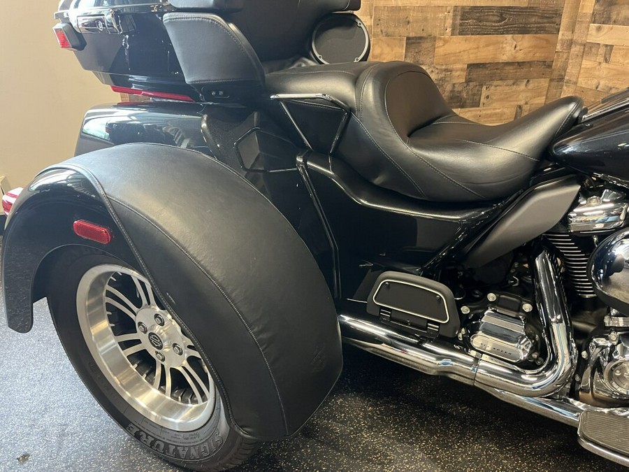 2018 Harley-Davidson Tri Glide Ultra Black Tempest FLHTCUTG