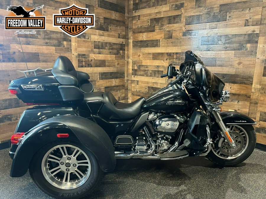 2018 Harley-Davidson Tri Glide Ultra Black Tempest FLHTCUTG
