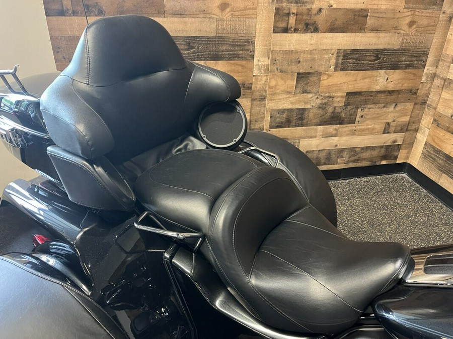 2018 Harley-Davidson Tri Glide Ultra Black Tempest FLHTCUTG