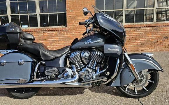 2021 Indian Motorcycle® Roadmaster® Icon Black Azure Crystal/Stealth Gray Azure Crystal